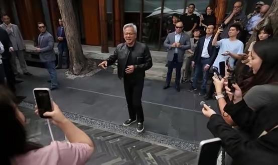 黄仁勋曾把算力砍掉80%的H20芯片卖给中国这事儿可真行。老黄把芯片的“