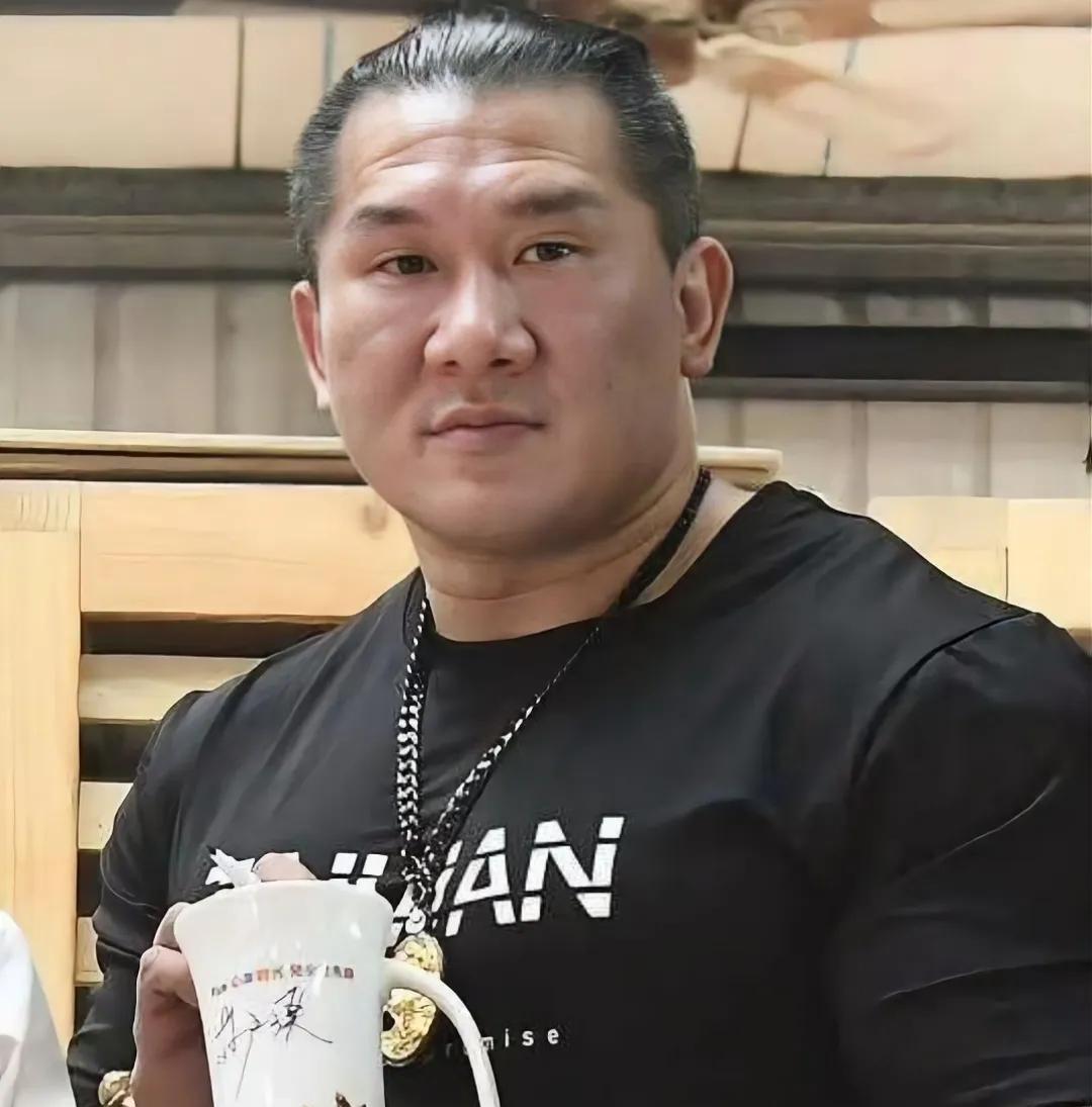 听说大陆公厕没门？馆长举着手机冲进上海地铁站厕所，直播间瞬间沸腾：“这瓷砖比