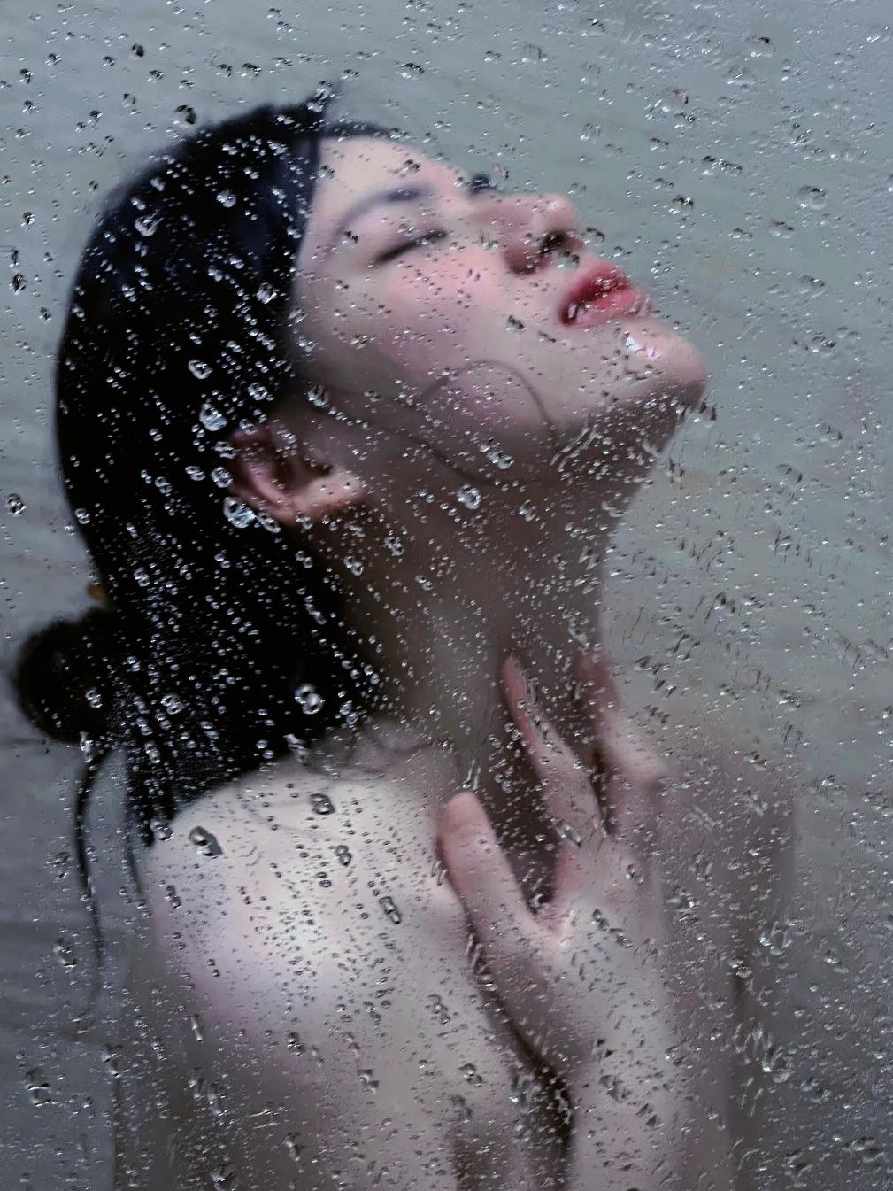 央视提醒，冬季千万别用力搓澡！专家指出，搓掉的“泥”是皮肤角质层，过度搓