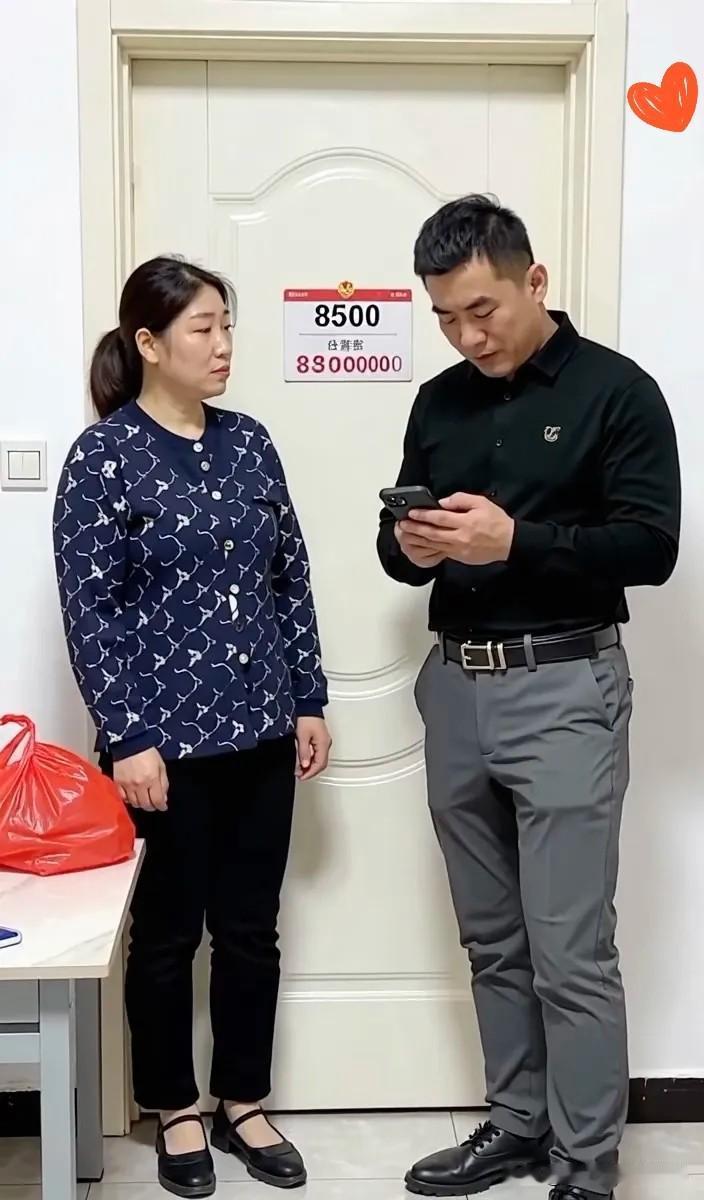 深夜被邻居急促的敲门声惊醒，看着她通红的眼眶和“孩子高烧急需救命钱”的哀求，我没