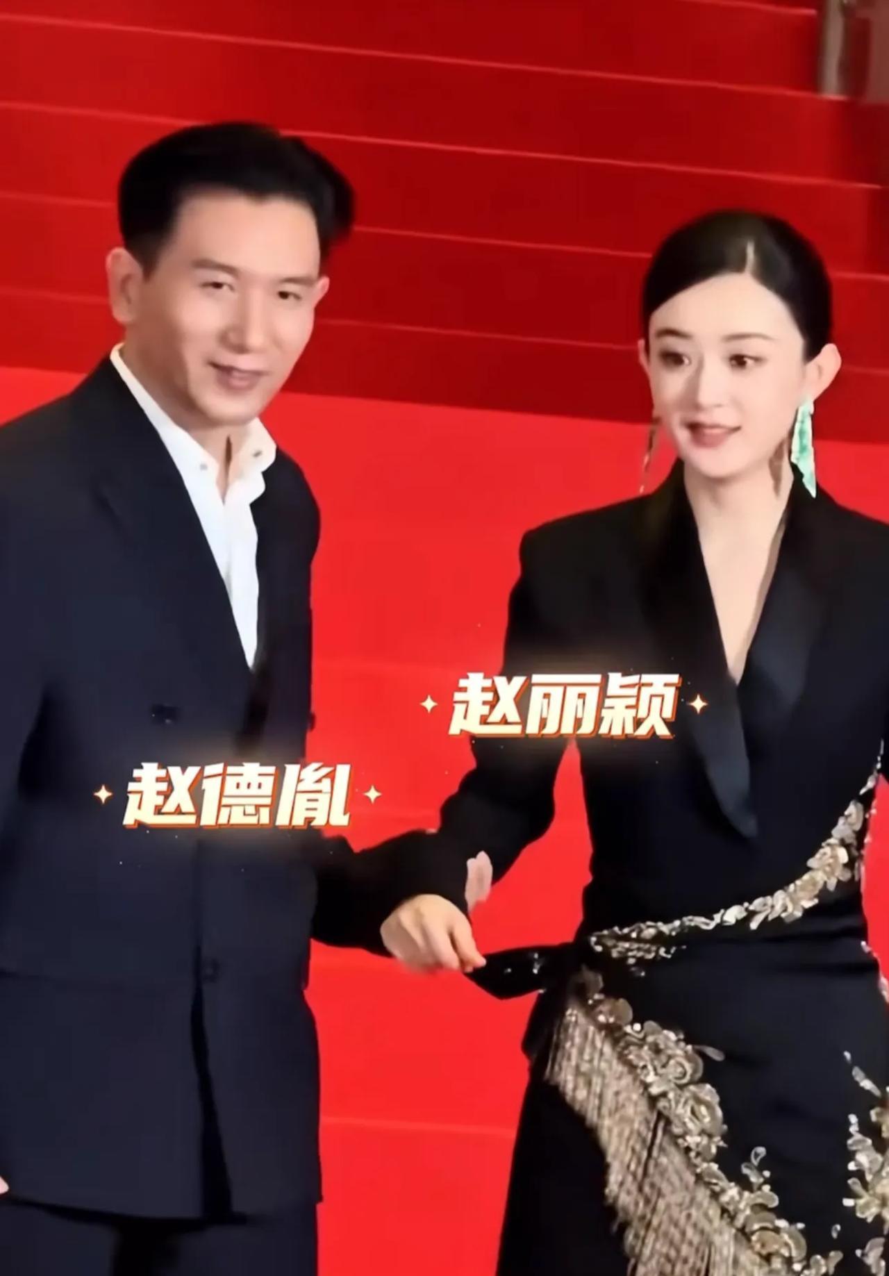 这俩人太般配了！连牵手都那么自然，赵丽颖可一点都不排斥赵德胤的肢体接触，被赵德胤