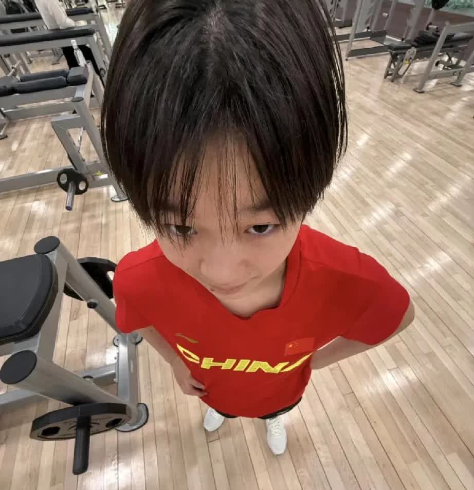全红婵在训练馆晒自拍啦✨红衣服一穿，双手叉腰，这视角像小朋友仰着头分享快乐，“