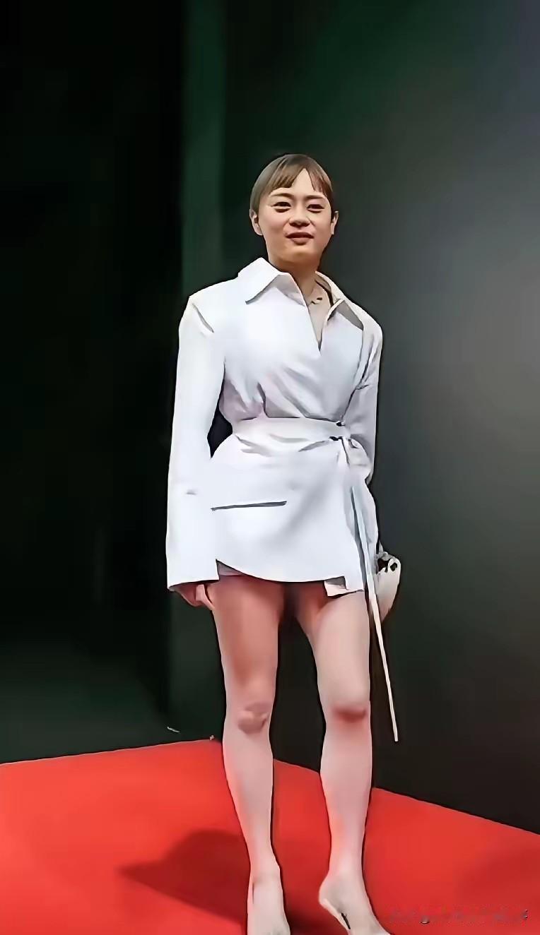 实在忍不住吐槽孙俪的衣品，真的太差了，尤其总搞下衣失踪的穿搭，完全不适合她的年龄