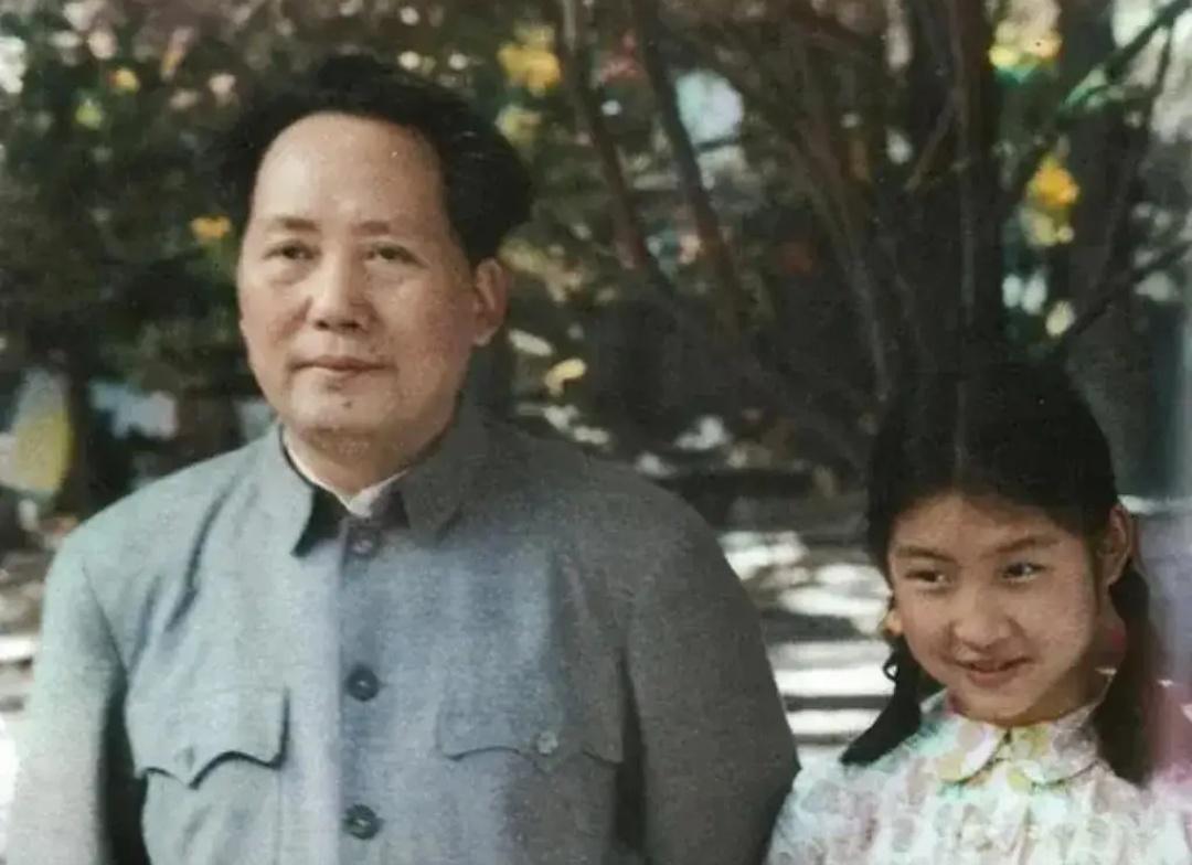 李讷回家第一件事就是去找父亲，毛主席正在打电话，得知李讷回来，挂了电话就向外面跑