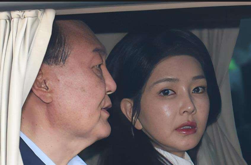 李在明为啥非要&;整死&;尹锡悦夫妇？这波操作太狠了！深夜的首尔街头...