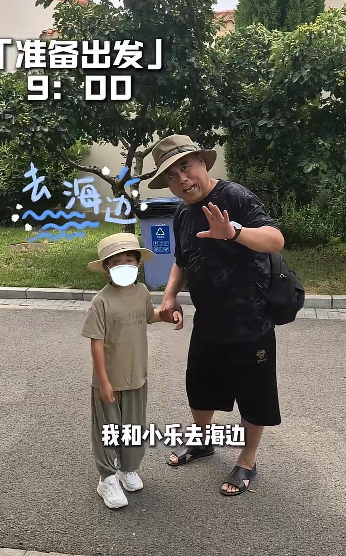 苏醒父母带着两个孙子去海边玩耍了，看得出两个孩子跟奶奶感情都特别好，在海边撒