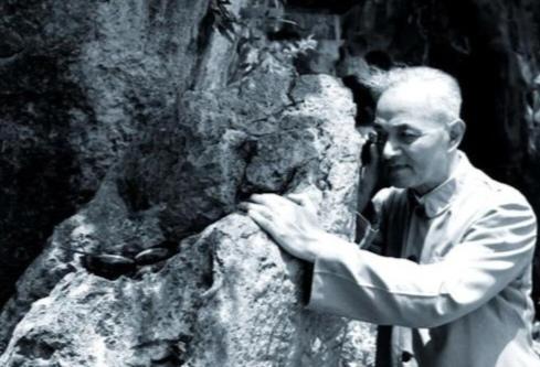 4月29日：他说“中国不是贫油国”，结果自己成了“油”55年前的今天，一位