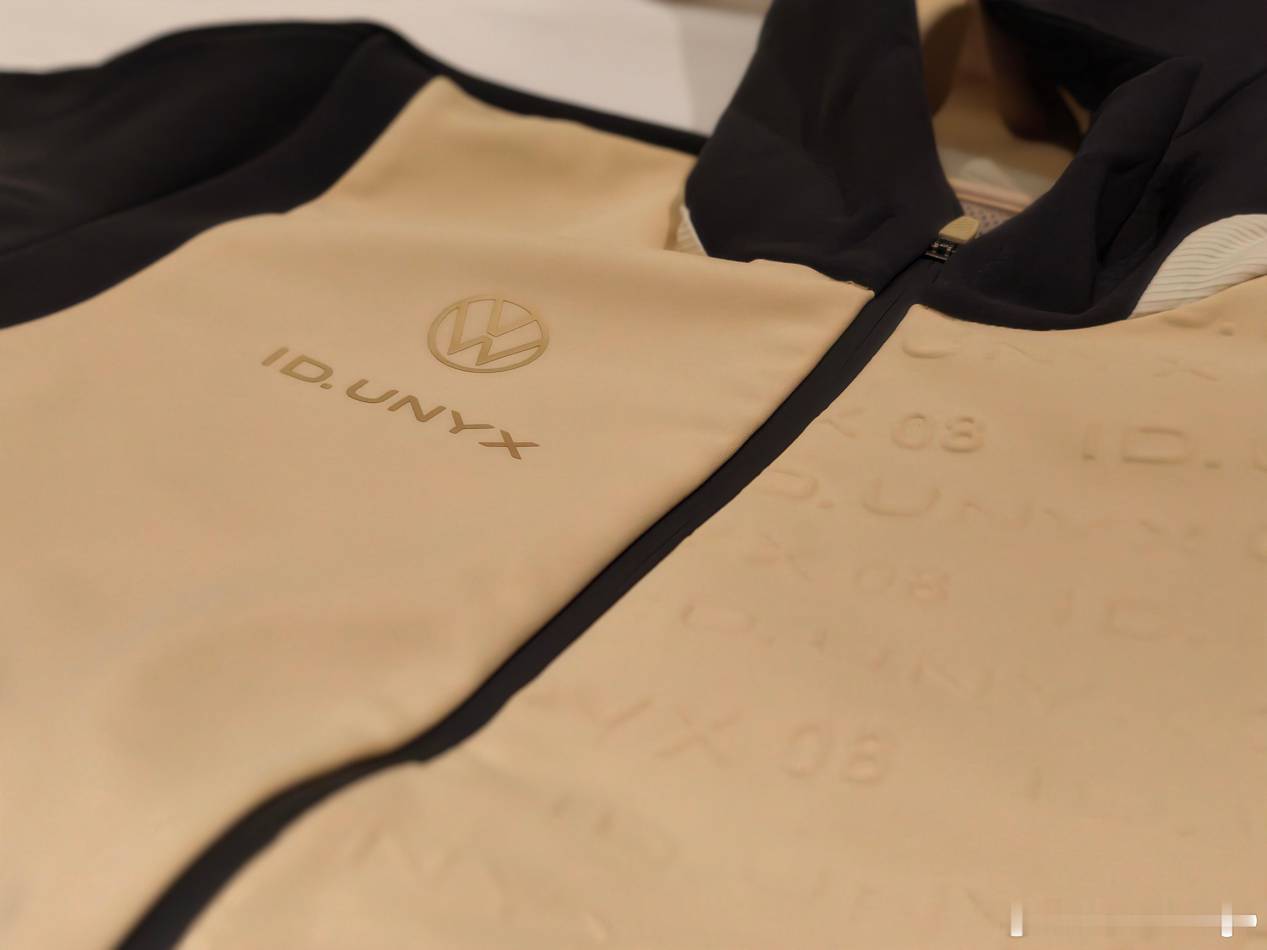 这次来试试大众和小鹏合作开发的第一台车型，与众08。全系标配小鹏VLA全场