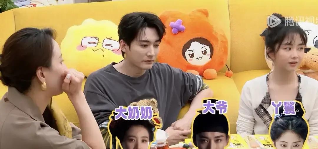 一群女明星盯着屏幕里刘学义在《兰香如故》的半裸画面，李梦直呼“哥你真白”，李雪琴在一旁啧啧称赞这腹肌
