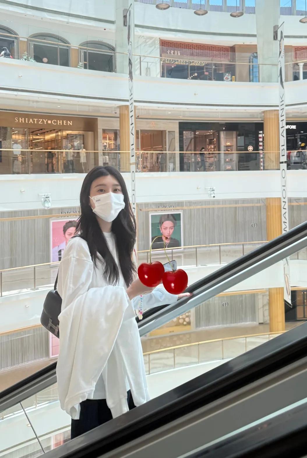 恒隆偶遇奚梦瑶逛街果然美女就算穿一件白T也很美不得不说有钱人日常衣品都很低调