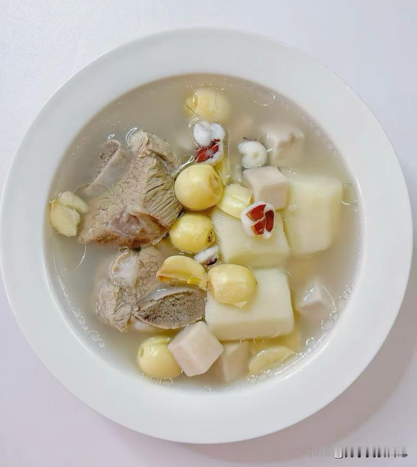 人太瘦，是脾虚了，一个方子，喝点“它”，长肉不长胖：一、四神排骨汤排骨剁