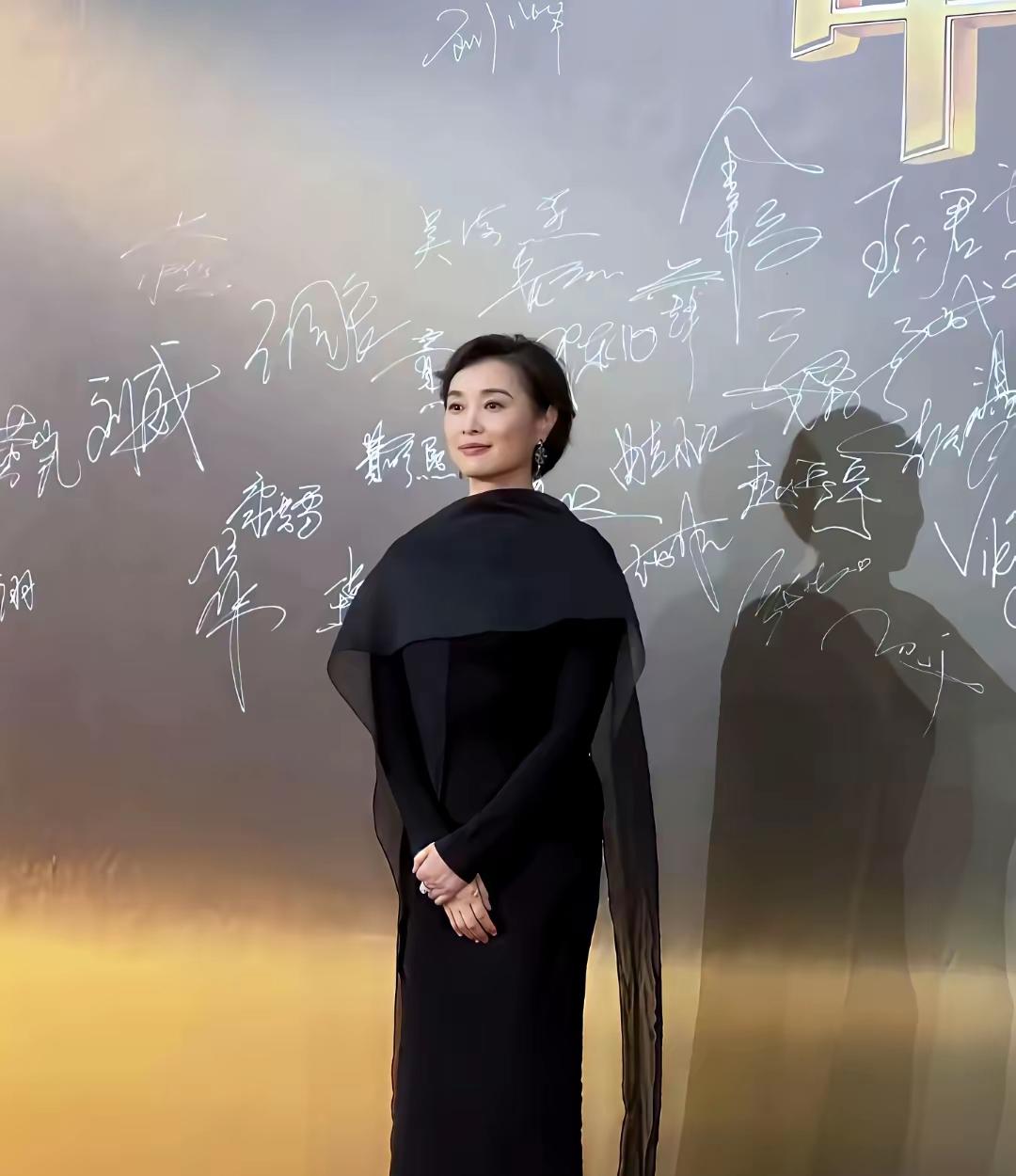 同款黑色纱质礼服撞衫，外在配饰亮眼远不如骨子里沉淀出来的从容气场吴越田朴珺红