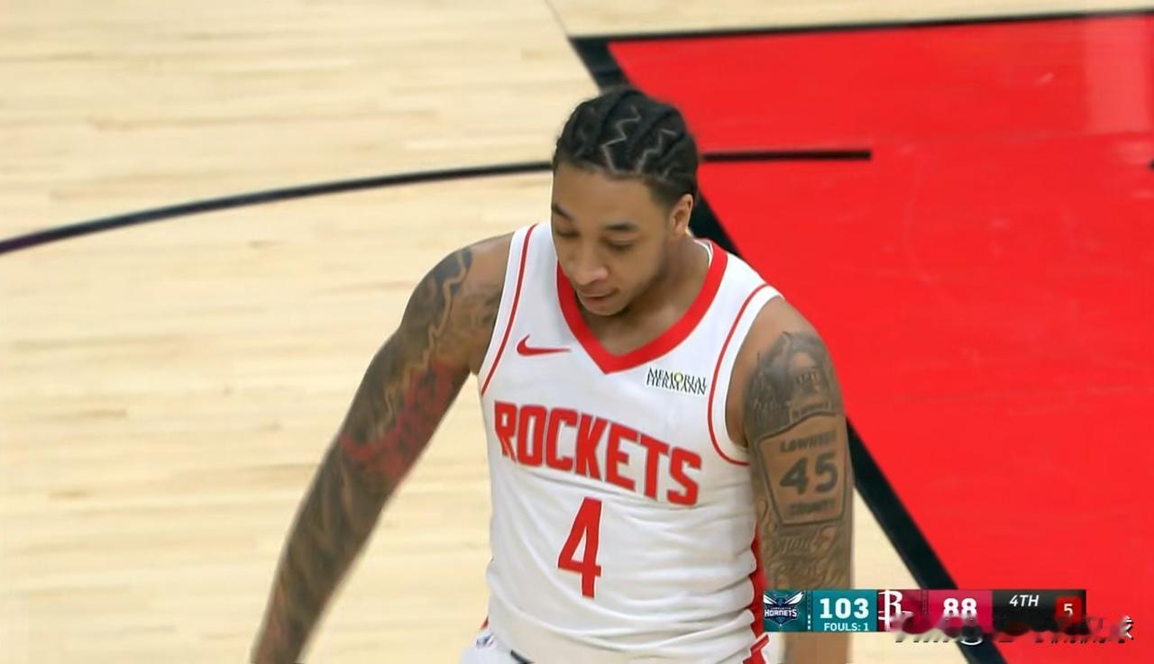 我忍不住要怒赞火箭小将戴维森！虽然今天火箭在主场以99：109输给了黄蜂，但是戴