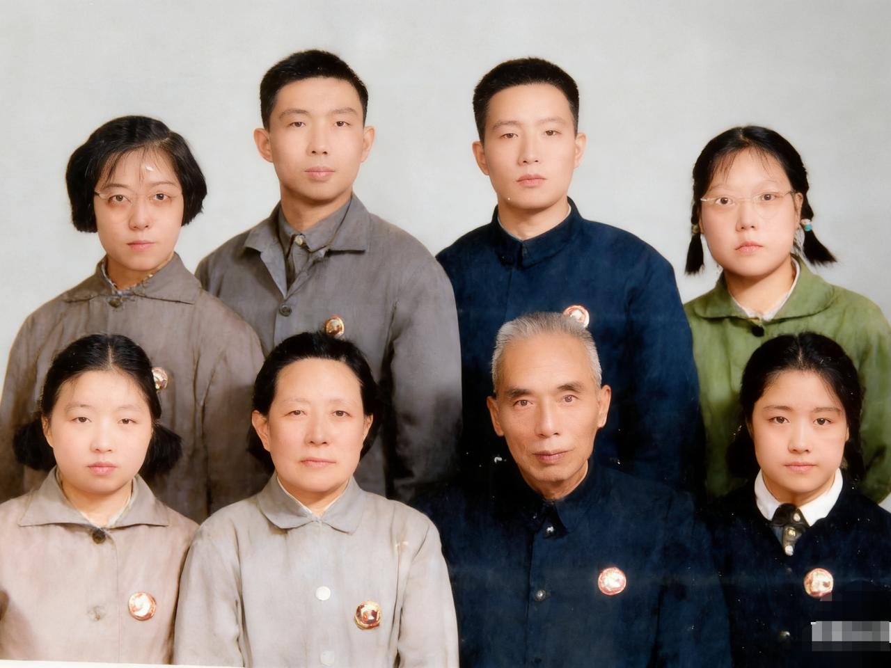 1966年，汪海粟和家人，一张温馨的合影，照片中的他穿着中山装，看起来非常的朴素