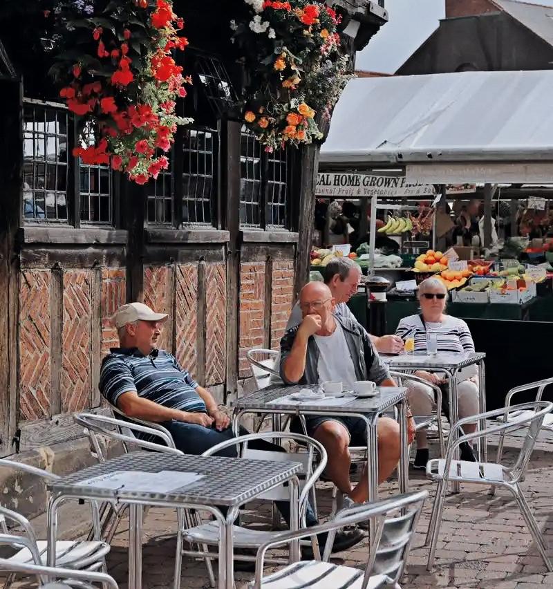 在巴黎，一盒草莓标价4.5欧元，折合人民币约35元；旁边的货架上，500克普通牛