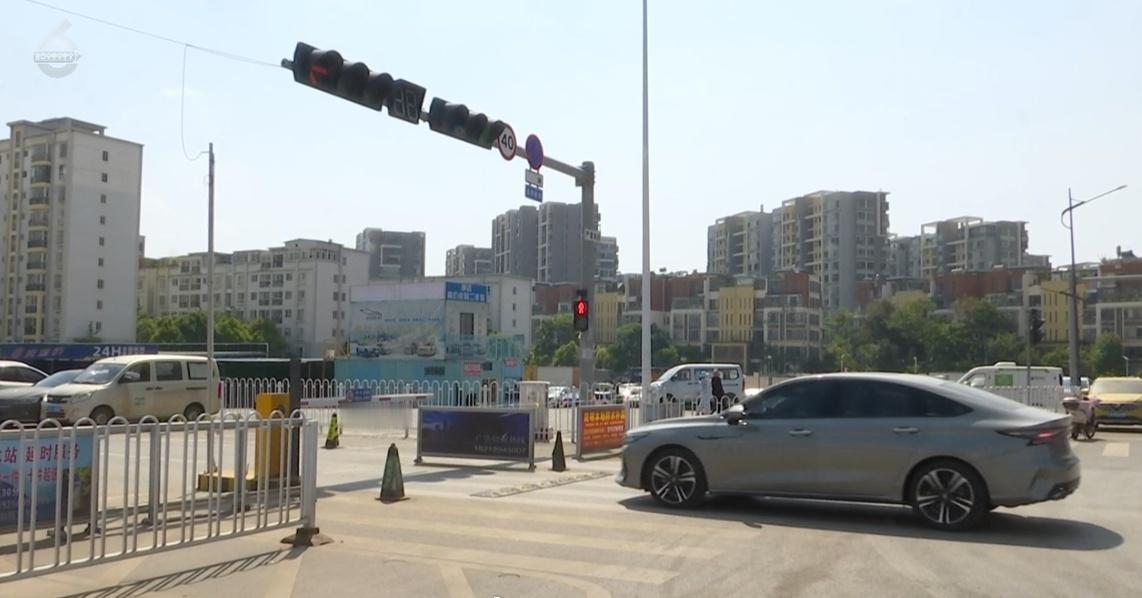 【主干道装道闸变封闭停车场？有人说好，有人投诉……街道办回应】近日，市民陈先生向