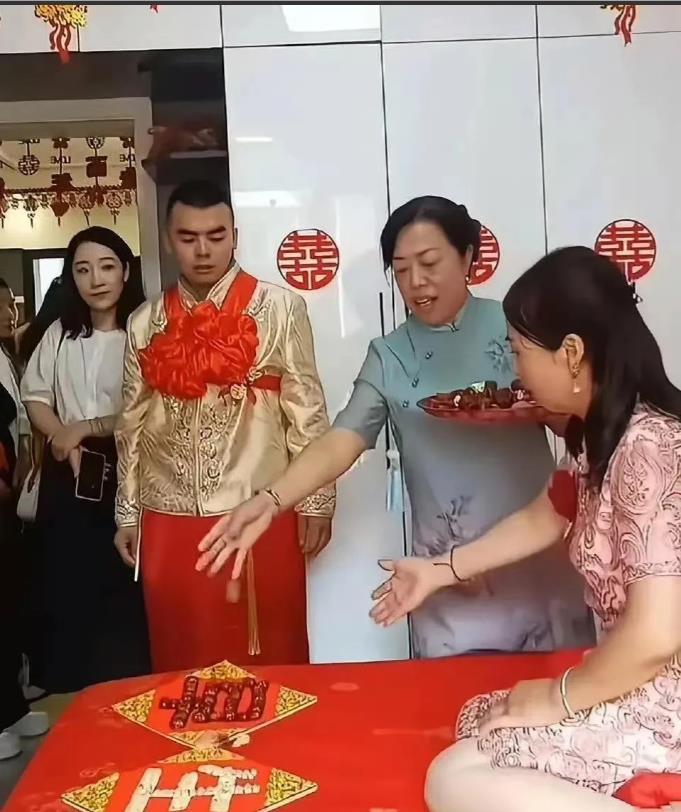 新娘就是年纪大了一点点，不影响枣生贵子！