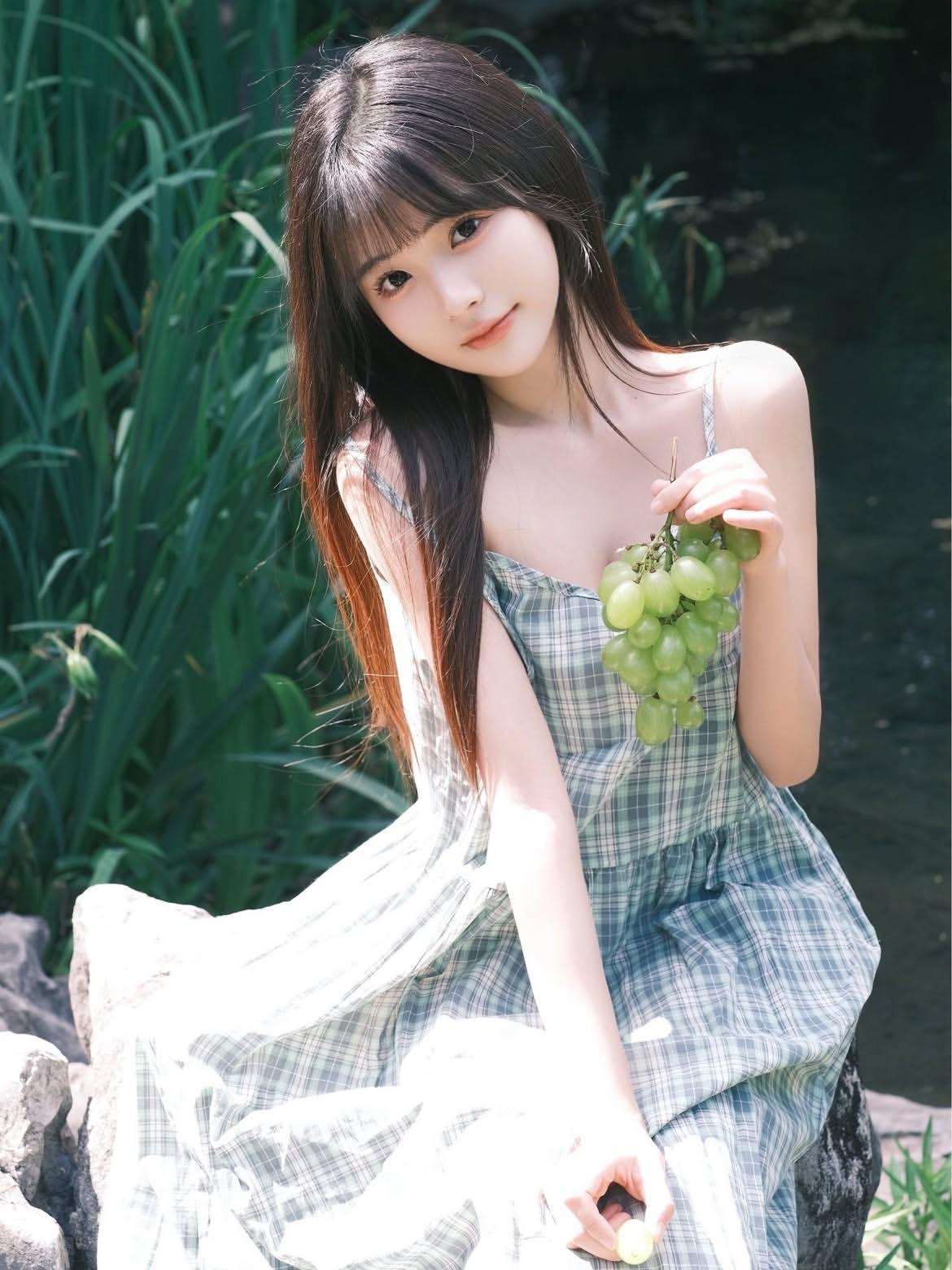 气质穿搭的关键在于细节，一个小巧的配饰就能提升整体感觉。