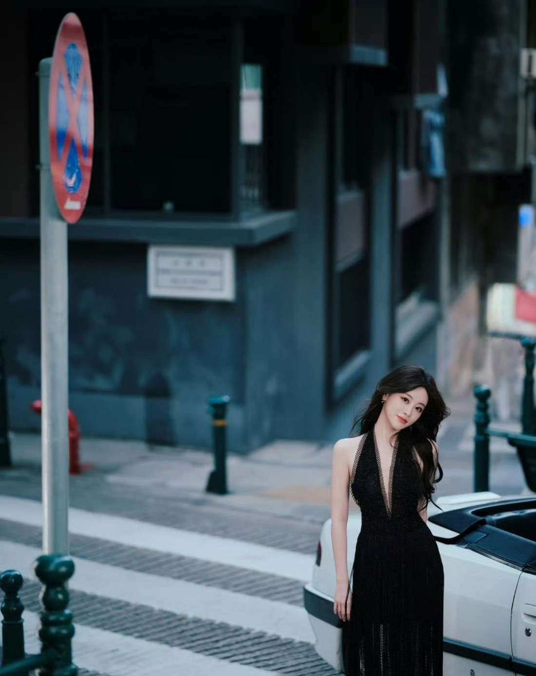 祝绪丹昨天两套造型红毯上的祝绪丹选择玫红色长裙真是太明智了！在众多礼服中一下子