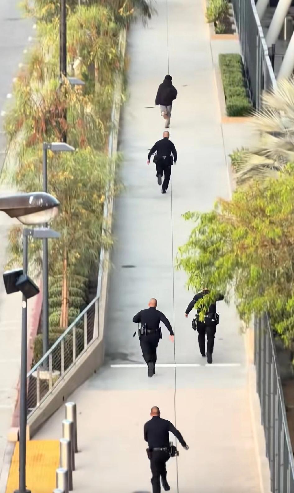 个个麦当劳甜甜圈全装都跑不过贼，终于知道为什么美国警察上来就开枪，因为根本跑不动