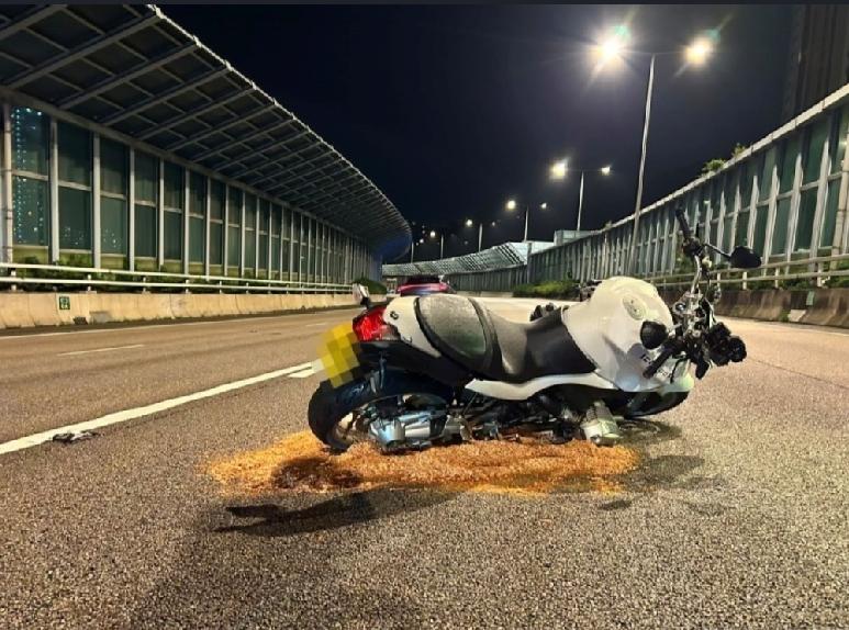 香港大埔吐露港公路往九龙方向近运头塘邨发生夺命车祸。事发于今日（7月30日）晚上