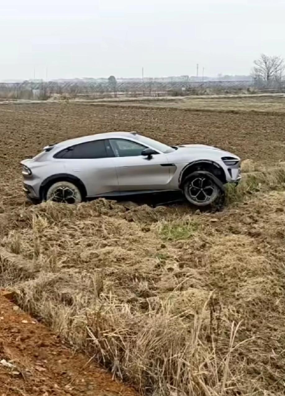 网上流出的一段小米yu7发生交通事故后的视频。网友疑惑的是:在这么一条笔直的乡村