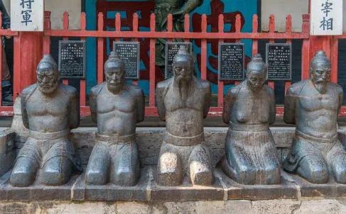 岳飞墓前曾跪着5个奸臣，如今剩下4个，离开那人名字听着耳熟一开始，岳飞墓前的