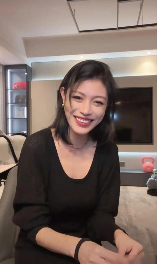 别再吹葛荟婕“格局大”了。我告诉你，这不是一个疯了20年的女人终于和解。这是