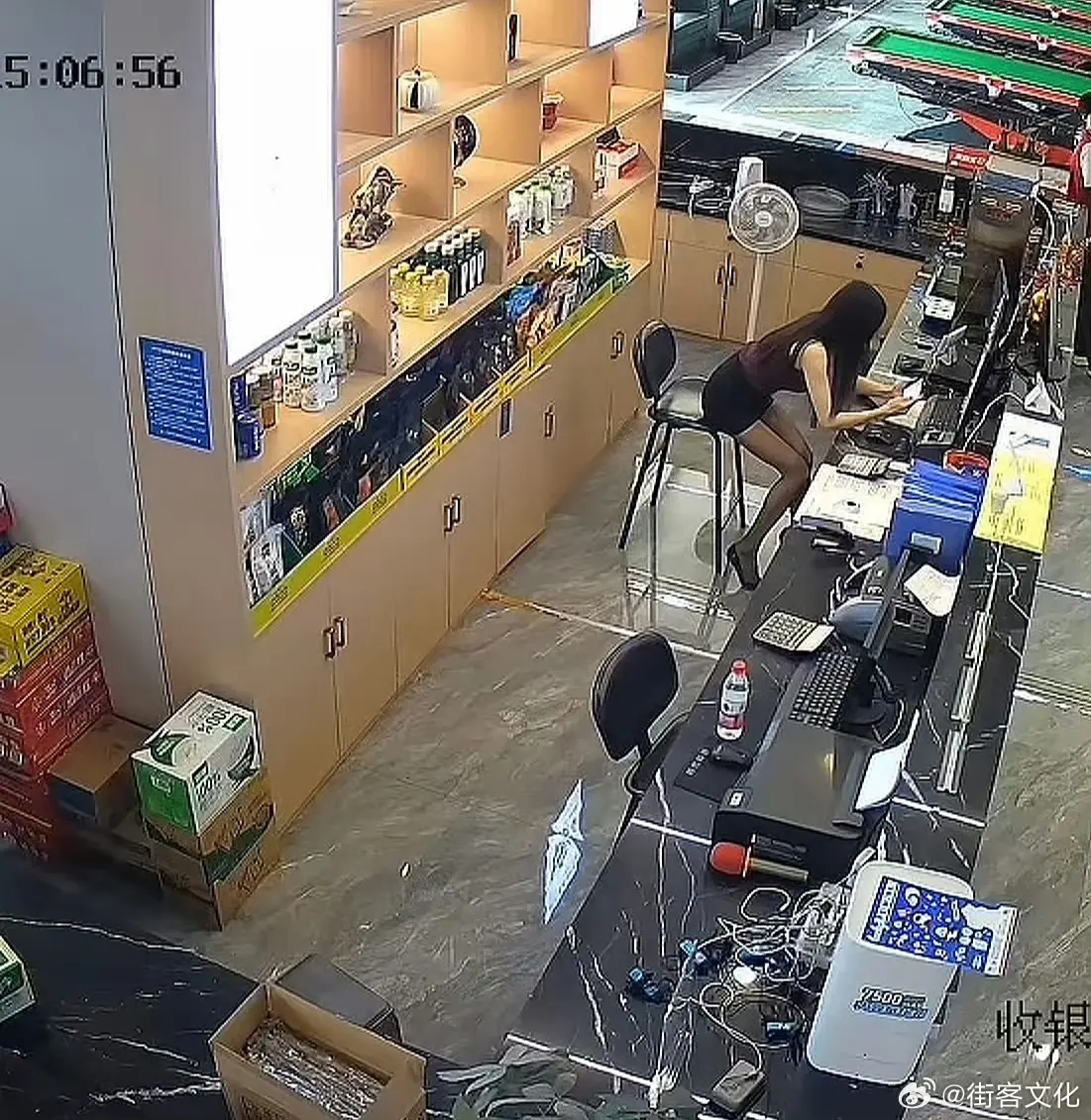 商店新招的女营业员难怪老板说一定要装监控