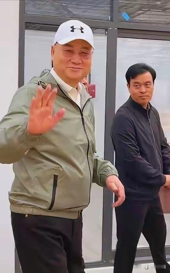 迟重瑞保定被偶遇！妻子离世后低调露面，脸上的表情藏不住迟重瑞，最近在河北保