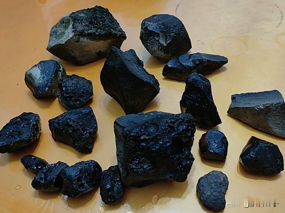 上下班途经陨落带，分两处陆续收集到一批月球陨石碎块。完整熔壳、天然气印清晰可见，