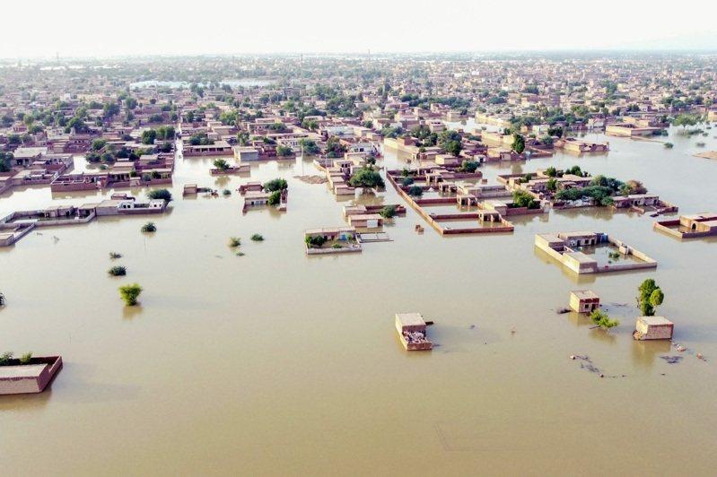 印度发动水攻，泄洪水淹巴基斯坦，巴全国死亡人数升至881人据巴基斯坦媒体20