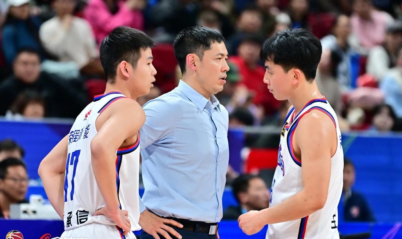 北控男篮的闵鹿蕾退休后，张庆鹏接任主教练一职。俱乐部接下来要对球员进行大规模调整