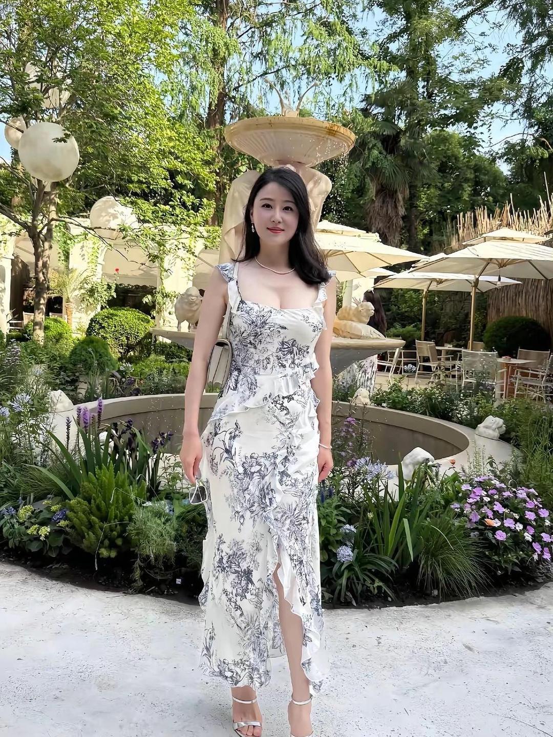一袭水墨碎花裙走入花园，温柔风景与人互相治愈都说美好自带治愈力，亲眼看见才
