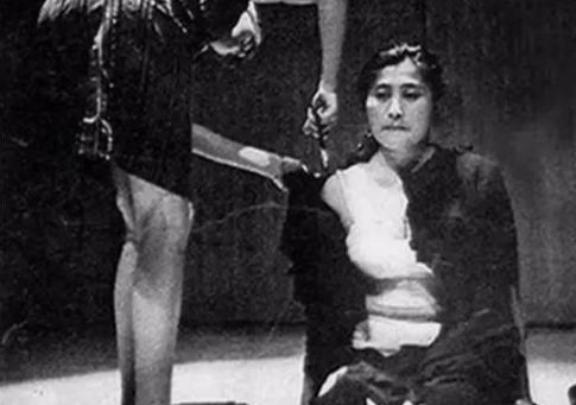 1964年，31岁日本女人下跪，请求：“来吧，剪下我的衣服，随便哪里都行。”台下