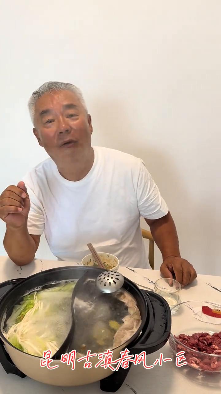 昆明古滇春风小区。开始了，三伏天吃火锅，屋里没有空调，我现在吃到一半了，还喝着