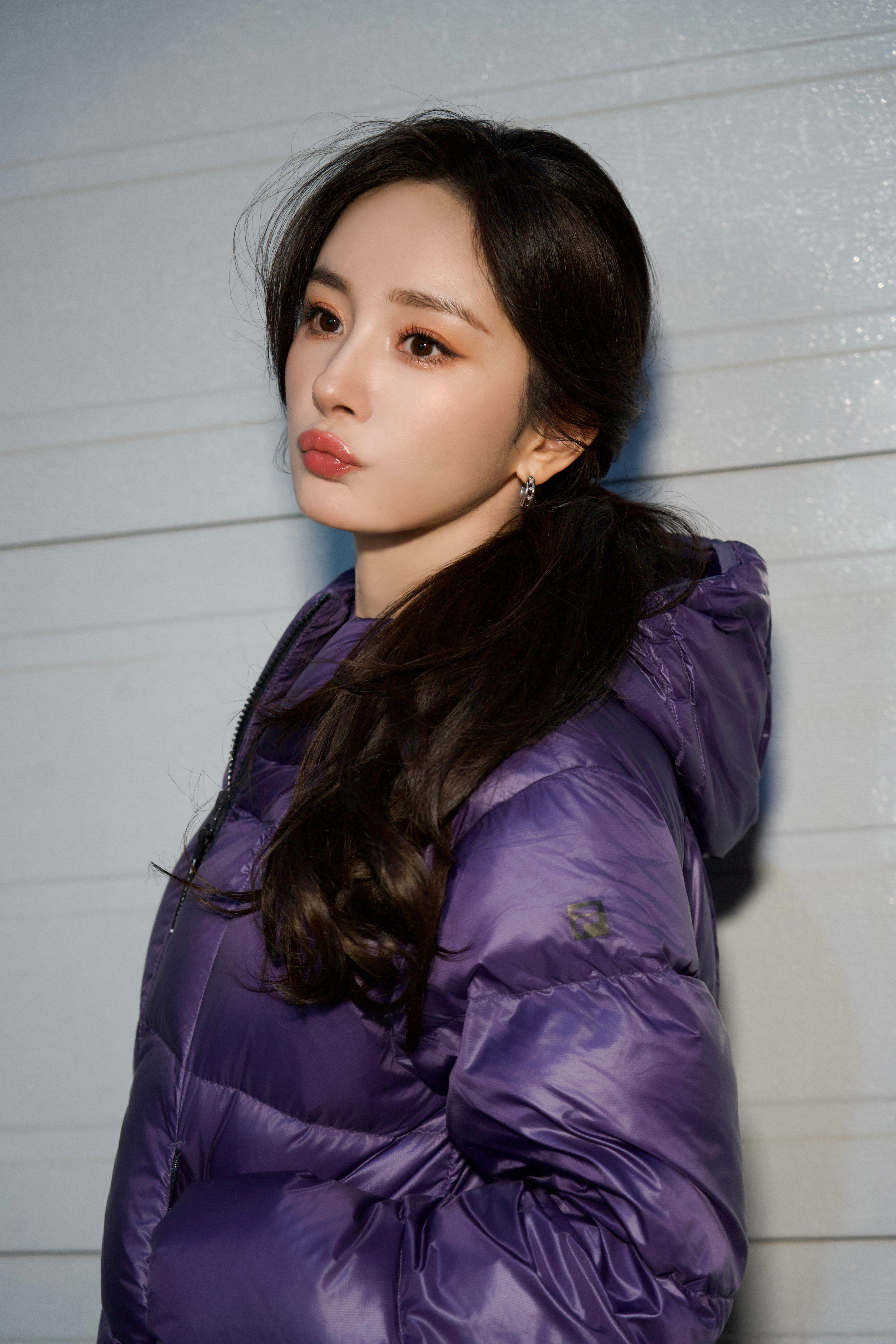 杨幂九紫离火羽绒穿搭一眼就被杨幂的紫色FILA羽绒服击中了！这个颜色也太显白了吧