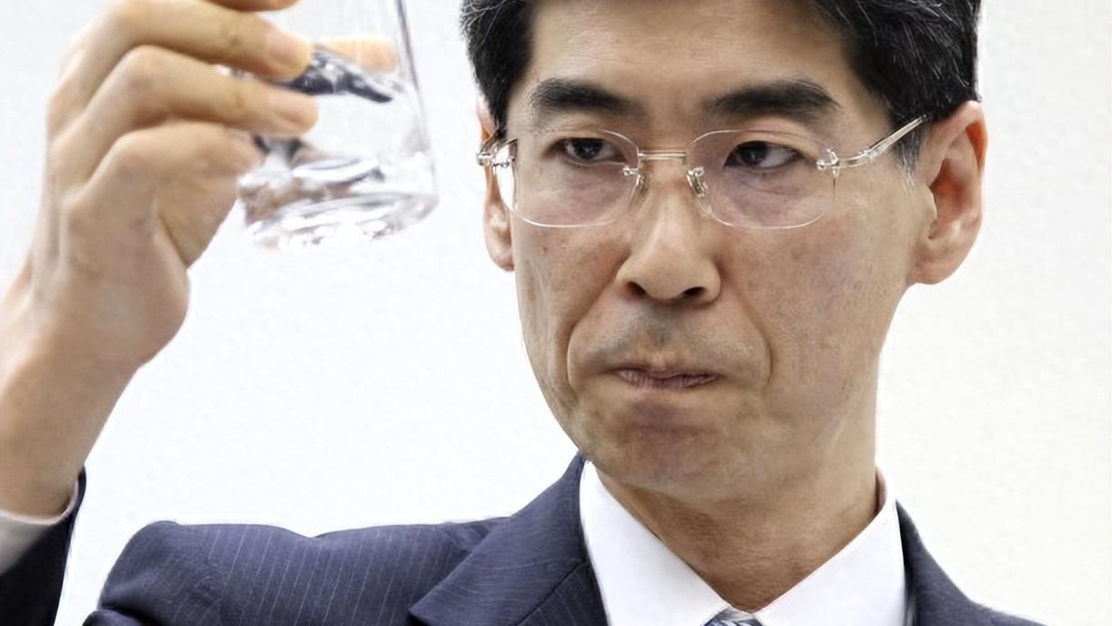 14年前,当镜头前喝下核污染水的日本议员,为何退出了大众视野?