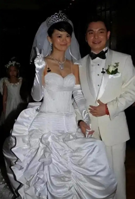 2006年，李厚霖和李湘离婚，他翻脸大骂：“我这辈子犯的最大错误就是娶了这个贱女