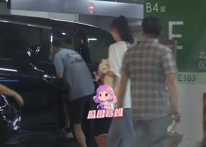 八卦镜头下的家庭聚餐，成了奚梦瑶何猷君婚变传闻的最佳反击。没有刻意秀恩爱，只是寻