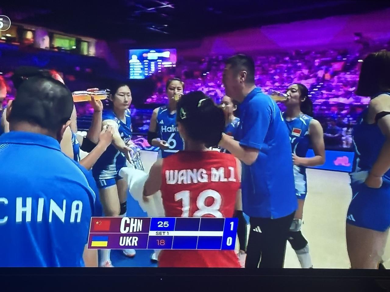中国女排拿下了第一局在刚刚结束的世界女排联赛中国香港站，中国女排