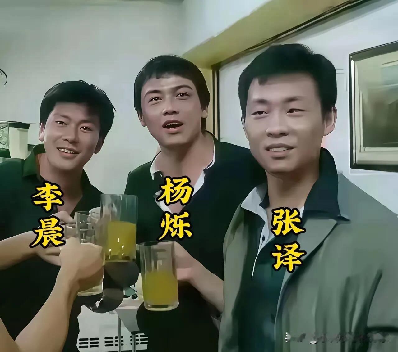 谁能想到照片中穿白色衣服的这位，长相最一般，但他却在多年之后最出名，演技是几个人