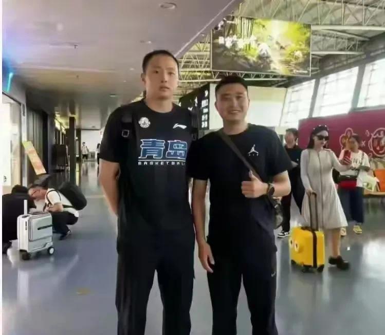 刘维伟就这么整，早晚得给老东家浙江男篮挖空！王奕博今年与浙江合同到期，面对王奕博
