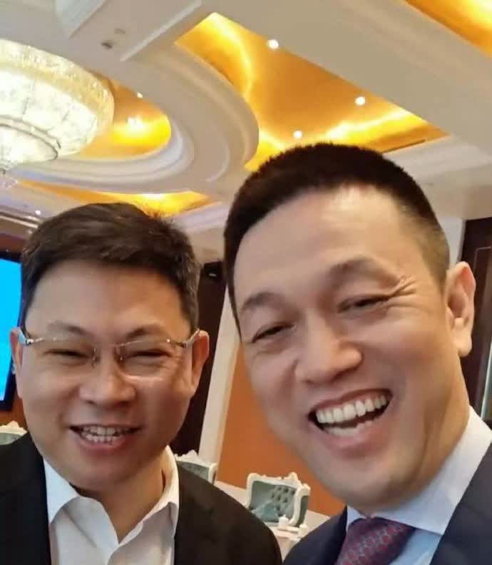 蔚来其实是可以考虑和华为合作一把的！前几天，小鹏和华为合作的AR-HUD发布，引