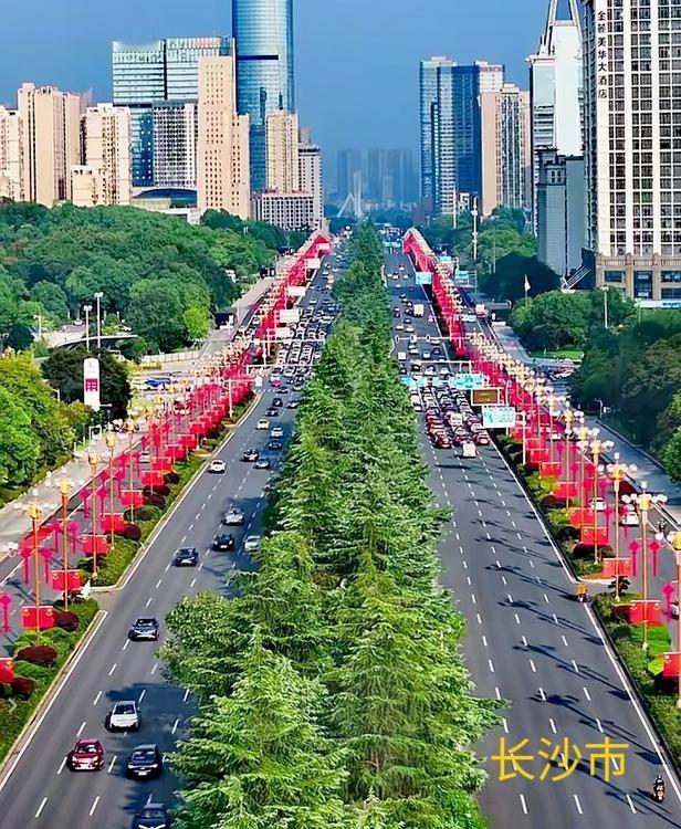 国庆节之际，看看长沙的街上，五星红旗红遍了整条马路，想必国庆节是多么的重要。看看