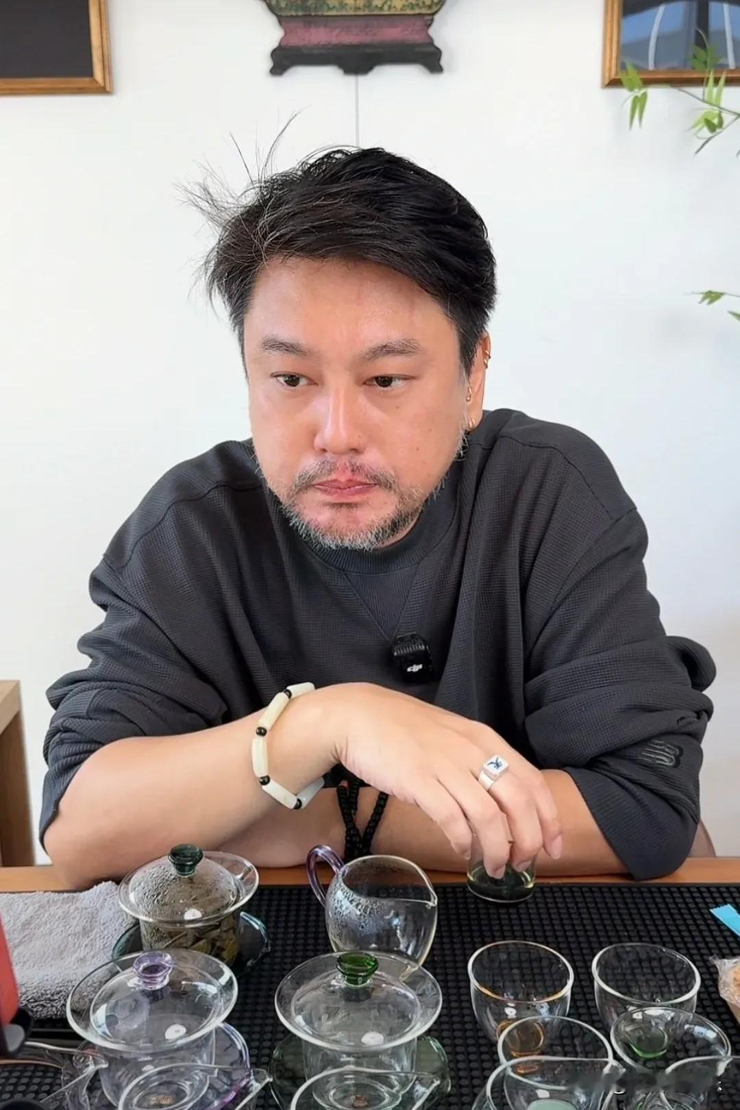 朱孝天和f4其他成员顶多是个同事关系，关系不好可以理解，但是没想到她和自己亲生父