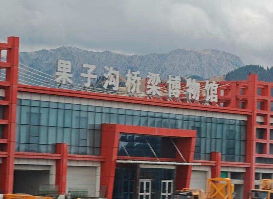 桥一一​新疆果子沟大桥在伊犁霍城，属于G30连霍高速，是赛里木湖通往伊犁河谷的必