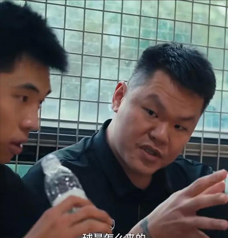 广东宏远近期动向：四大名酒杯开打，朱芳雨教导崔永熙投篮技巧。每年一度的四大名酒杯