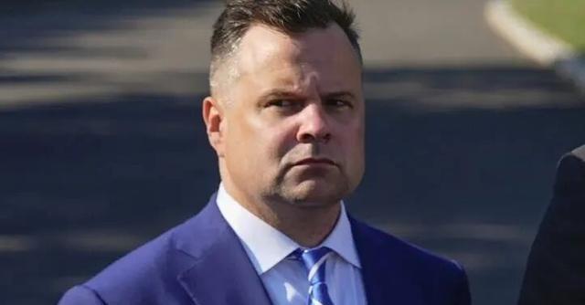 美国政坛爆出了一件让人大跌眼镜的重磅人事变动。特朗普正式宣布，任命38岁的比尔·