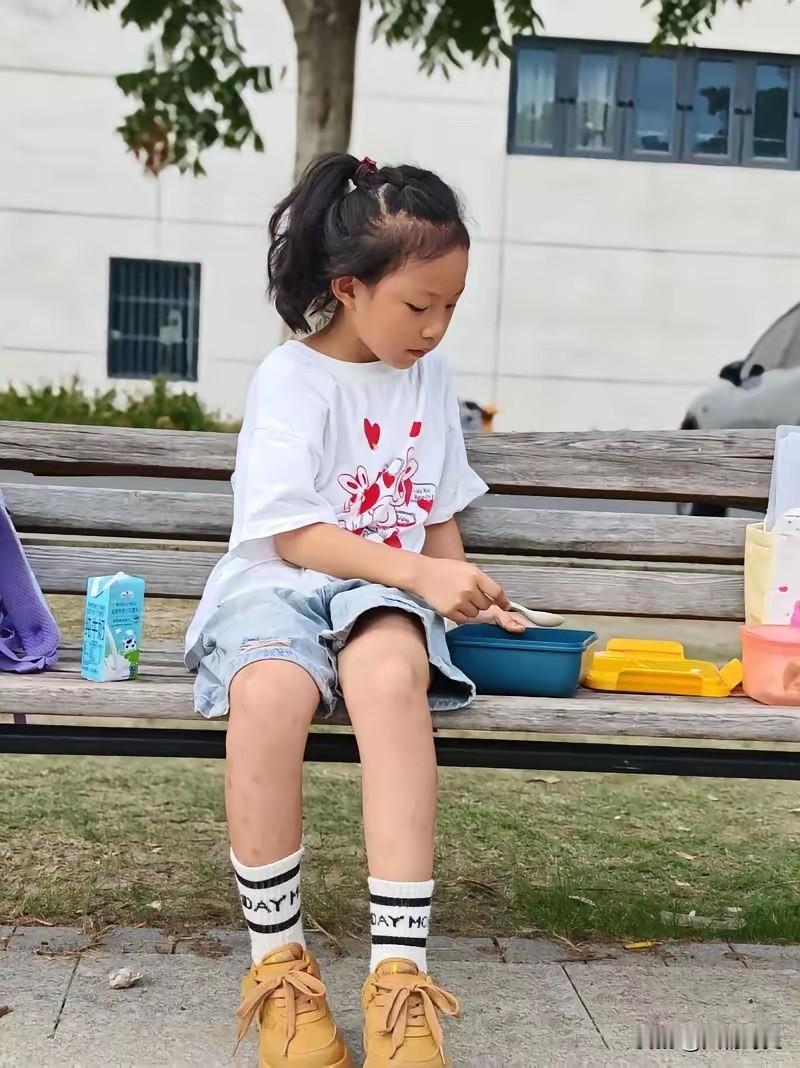 怎么忍心？我女儿同班有个女孩，上个月她妈跟人跑了，她爸喝了酒从桥上摔下去，人没救